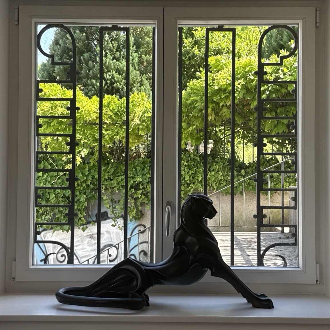 Panther-Skulptur am Fenster der Villa Zeltweg