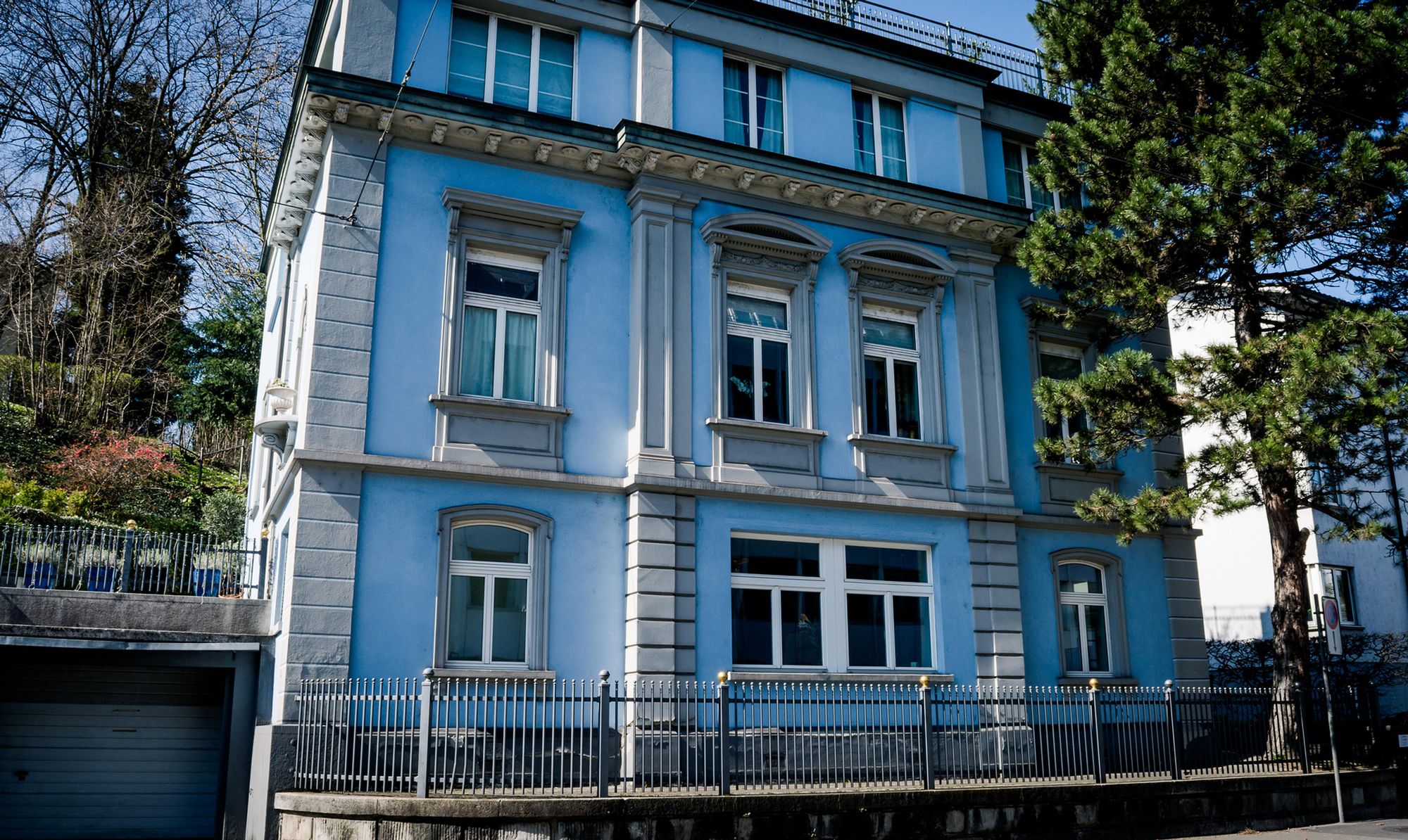 Die blaue Villa am Zeltweg 74 in Zürich